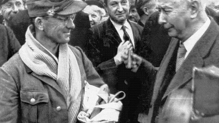 Grenzdurchgangslager Friedland - Heuss begrüßt Heimkehrer - Willkommen: Bundespräsident Theodor Heuss (rechts) begrüßte im Oktober 1955 im Grenzdurchgangslager Friedland aus der Sowjetunion heimgekehrte Kriegsgefangene. Bundeskanzler Konrad Adenauer konnte an diesem Tag wegen einer Grippe nicht anwesend sein. Grenzdurchgangslager Friedland - Heuss begrüßt Heimkehrer - Willkommen: Bundespräsident Theodor Heuss (rechts) begrüßte im Oktober 1955 im Grenzdurchgangslager Friedland aus der Sowjetunion heimgekehrte Kriegsgefangene. Bundeskanzler Konrad Adenauer konnte an diesem Tag wegen einer Grippe nicht anwesend sein.