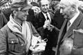 Grenzdurchgangslager Friedland - Heuss begrüßt Heimkehrer       -  Willkommen: Bundespräsident Theodor Heuss (rechts) begrüßte im Oktober 1955 im Grenzdurchgangslager Friedland aus der Sowjetunion heimgekehrte Kriegsgefangene. Bundeskanzler Konrad Adenauer konnte an diesem Tag wegen einer Grippe nicht anwesend sein.