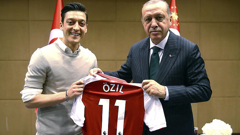 Erdogan - Recep Tayyip Erdogan hält zusammen mit Fußballspieler Mesut Özil vom englischen Premier League Verein FC Arsenal, ein Trikot von Özil. Erdogan - Recep Tayyip Erdogan hält zusammen mit Fußballspieler Mesut Özil vom englischen Premier League Verein FC Arsenal, ein Trikot von Özil.