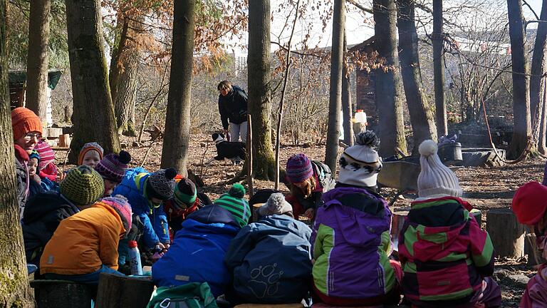 Die Situation des Waldkindergartens am Dillberg ist nicht besser geworden – im Hintergrund läuft auf dem Warema-Gelände bereits der Lieferverkehr. Aber nun wurde eine Lösung für einen Umzug an den Romberg in Marktheidenfeld gefunden. Die Situation des Waldkindergartens am Dillberg ist nicht besser geworden – im Hintergrund läuft auf dem Warema-Gelände bereits der Lieferverkehr. Aber nun wurde eine Lösung für einen Umzug an den Romberg in Marktheidenfeld gefunden.