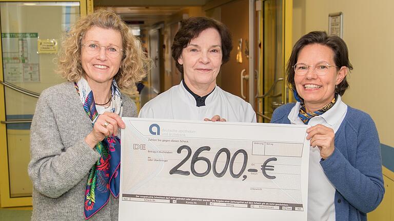 Von links: Dr. Petra Speerschneider (Inhaberin Karmelitenapotheke), Prof. Dr. Christina Kohlhauser-Vollmuth (Chefärztin der Missio Kinderklinik) und Martina Mayer (Karmelitenapotheke) Von links: Dr. Petra Speerschneider (Inhaberin Karmelitenapotheke), Prof. Dr. Christina Kohlhauser-Vollmuth (Chefärztin der Missio Kinderklinik) und Martina Mayer (Karmelitenapotheke)