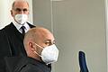 Bruder Abraham Sauer aus Münsterschwarzach (hier auf einem Bild aus dem vergangenen Jahr, im Hintergrund sein Anwalt Franz Bethäuser) wurde am Freitag in Bamberg erneut freigesprochen.