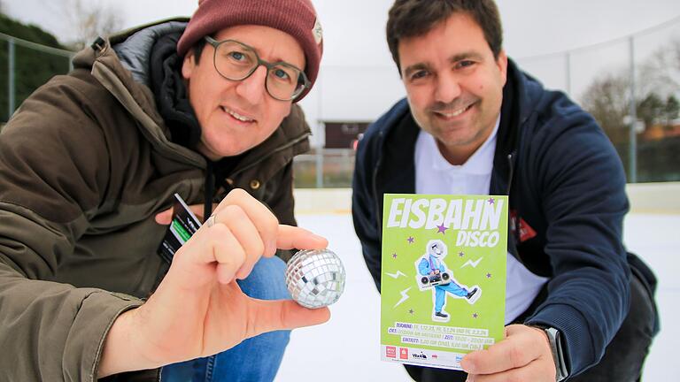 Freuen sich auf die kommenden Eisbahndiscos auf der Eisbahn: Kilian Schick vom Fachbereich Jugend und Familie der Stadt Würzburg (links) und Felix Makulik, Gruppenleiter Bäderbetrieb/Eisbahn WVV. Freuen sich auf die kommenden Eisbahndiscos auf der Eisbahn: Kilian Schick vom Fachbereich Jugend und Familie der Stadt Würzburg (links) und Felix Makulik, Gruppenleiter Bäderbetrieb/Eisbahn WVV.
