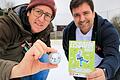 Freuen sich auf die kommenden Eisbahndiscos auf der Eisbahn: Kilian Schick vom Fachbereich Jugend und Familie der Stadt Würzburg (links) und Felix Makulik, Gruppenleiter Bäderbetrieb/Eisbahn WVV.