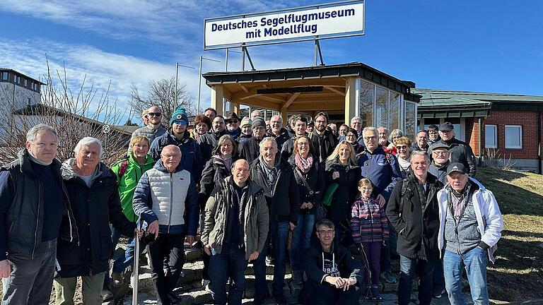 Auf der Wasserkuppe angekommen ließ es sich der Stiftungsvorstand des Deutschen Segelflugmuseums mit Modellflug, Uli Braune, nicht nehmen, die Würzburger Flieger persönlich zu begrüßen. Auf dem Foto links Uli Braune. Zweiter von links der Ehrenvorsitzende des Flugsport-Clubs Würzburg (FSCW) Heinz Gräf. Auf der Wasserkuppe angekommen ließ es sich der Stiftungsvorstand des Deutschen Segelflugmuseums mit Modellflug, Uli Braune, nicht nehmen, die Würzburger Flieger persönlich zu begrüßen. Auf dem Foto links Uli Braune. Zweiter von links der Ehrenvorsitzende des Flugsport-Clubs Würzburg (FSCW) Heinz Gräf.
