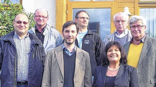 Bürgermeisterin Gertrud Bühl verabschiedete aus dem Gemeinderat (von links) Josef Mahr, Andreas Griebel, Andreas Bühl, Bernd Strätz, Dr. Wolfgang Laubender und den &bdquo;Dienstältesten&ldquo; Richard Kuchenmeister.