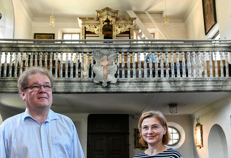 Der Orgelsachverständige der Diözese Würzburg Gregor Frede und die Organistin und Kirchenpflegerin Maria Kräutner begleiten die Restaurierung. Der Orgelsachverständige der Diözese Würzburg Gregor Frede und die Organistin und Kirchenpflegerin Maria Kräutner begleiten die Restaurierung.