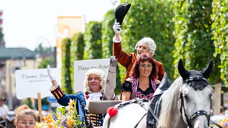 Die historischen Persönlichkeiten kann man am besten beim Festzug am Sonntag bewundern, wenn sie in ihren Kutschen an der Menge vorbeiziehen. Die historischen Persönlichkeiten kann man am besten beim Festzug am Sonntag bewundern, wenn sie in ihren Kutschen an der Menge vorbeiziehen.