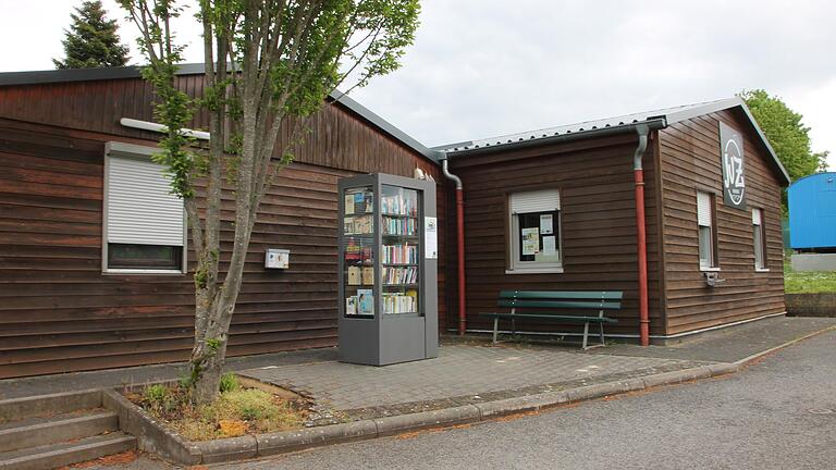 Das Jugendzentrum MainHaus in Marktheidenfeld mit Bücherschrank.&nbsp;