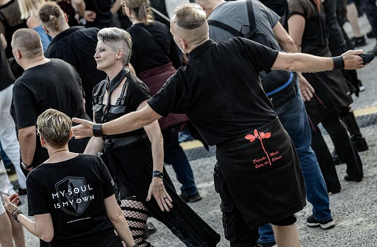 Das wohl bekanntesten Textzitat aus den Songs von VNVNation hier auf einem T-Shirt: 'My soul is my own' – auf Deutsch: 'Meine Seele gehört mir'. Das wohl bekanntesten Textzitat aus den Songs von VNVNation hier auf einem T-Shirt: 'My soul is my own' – auf Deutsch: 'Meine Seele gehört mir'.