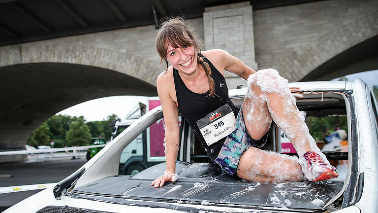 Rund 1200 Menschen nehmen am Sonntag 04.08.24 am Hindernislauf 'Rock the Race' in Würzburg teil.