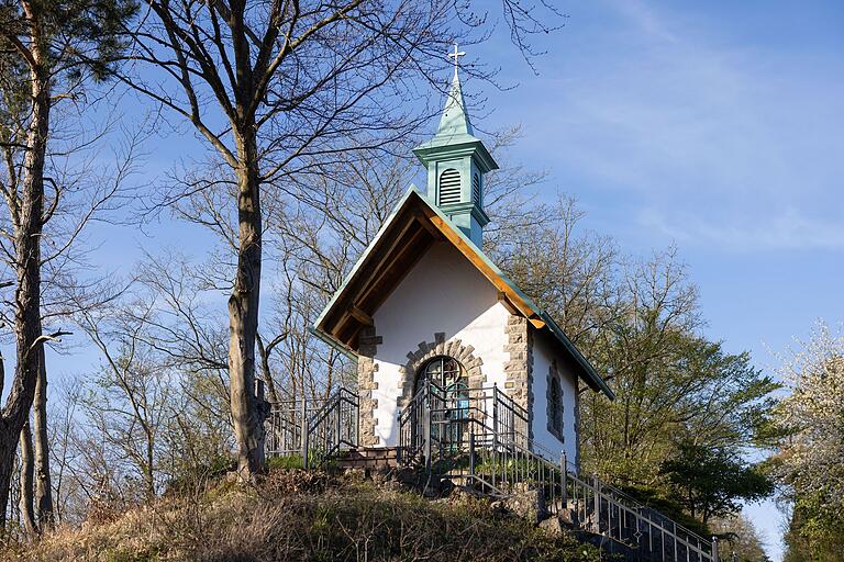 Auf dem Gössemer Gedichtles Waach in Gössenheim kommt man an einer kleinen Weinbergskapelle vorbei. Auf dem Gössemer Gedichtles Waach in Gössenheim kommt man an einer kleinen Weinbergskapelle vorbei.