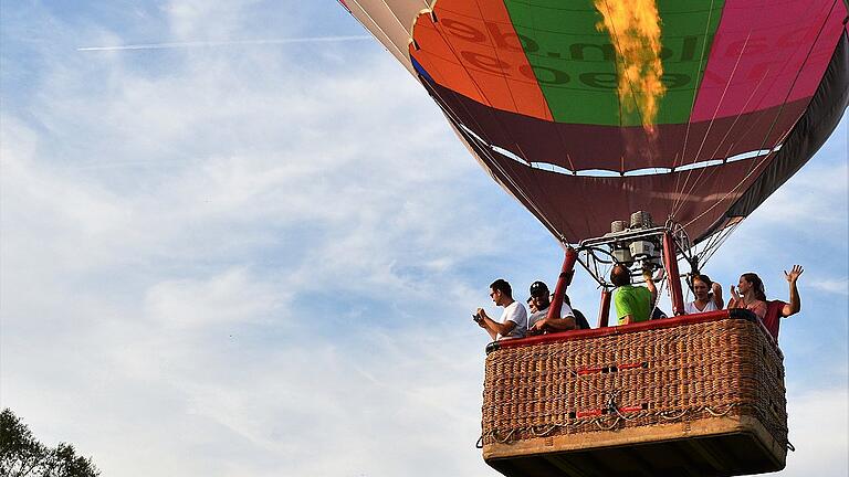 Los geht's: Start eines Ballons bei der Montgolfiade in Heldburg.