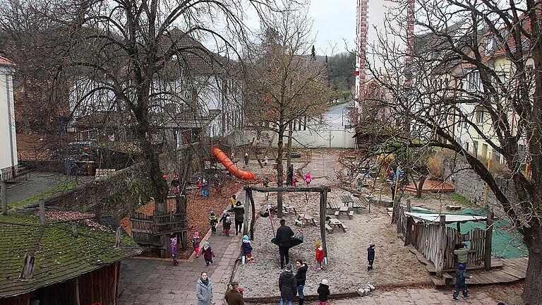 Mauern begrenzen das Areal des Kindergartens an allen Seiten. Eine Erweiterung ist schwierig; die Spielfläche ist nötig.