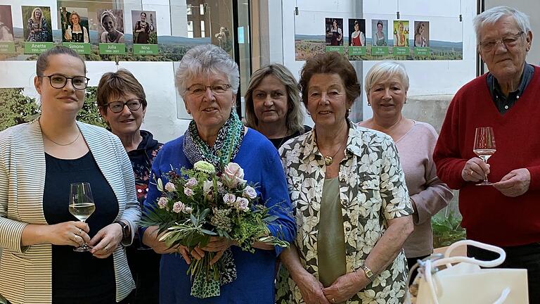 Glückwunsch (von links): Franziska Lichtenauer (Leiterin der Tourist-Information), Anita Neubert (Gästeführerin), Ingeborg Weissmann (Jubilarin), Alice Schiller (Gästeführerin), Marlis Heinlein (ehem. Leiterin der Tourist-Information), Gudrun Kosch (Gästeführerin) und Matthias Weissmann (Gästeführer).