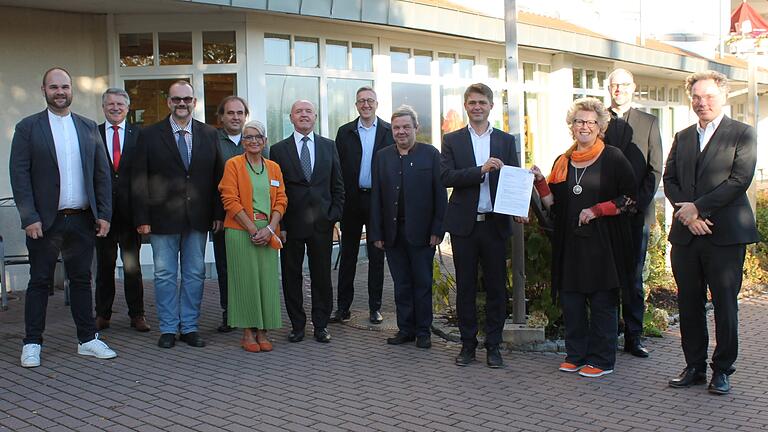 Große Freude herrschte bei den Verantwortlichen der Julius-Spital-Stiftung über den Förderbescheid für den Neubau des Franziska-Streitel-Altenheims in Mellrichstadt. Im Bild (von links) Stefan Kießner, Klaus Grenzer (Sparkasse), Martin Link, Stefan Roppelt, Kerstin Meisinger-Klemm, Landrat Thomas Habermann, Markus Merz (VR-Bank), Pfarrer Andreas Hutzler,&nbsp; Bürgermeister Michael Kraus, Geschäftsführerin Angelika Ochs, Pfarrer Thomas Menzel und Architekt&nbsp; Jörg Lammert.