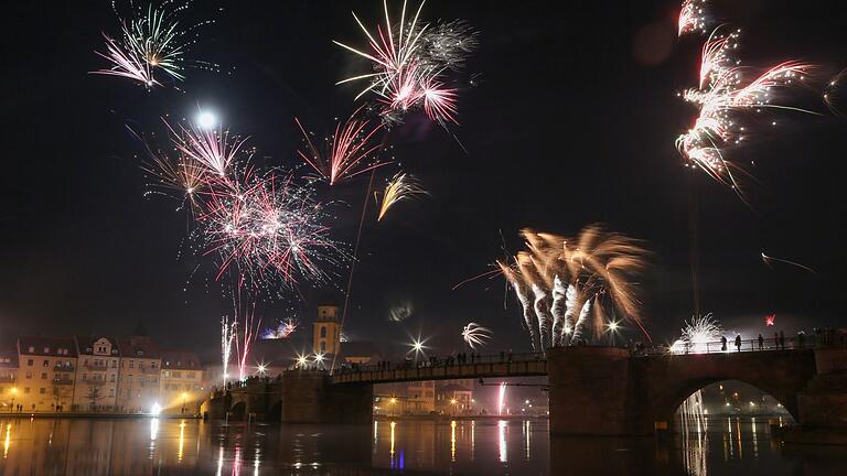 Zwei Jahre hat die Corona-Pandemie den Kitzingern die Silvesterparty auf der Alten Mainbrücke verdorben. Dafür wurde in dieser Silvesternacht umso heftiger mit Raketen geschossen. Getrübt wurde das Ganze durch einen Brand in der Nähe der Mainbrücke. Diesen hatte die Feuerwehr aber schnell unter Kontrolle.