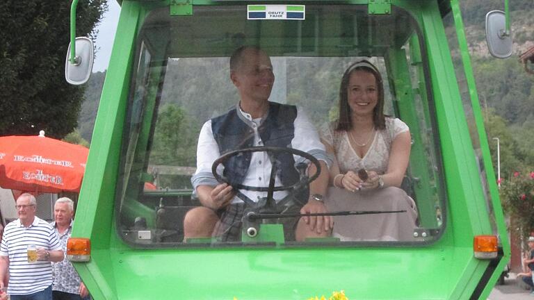 Bürgermeister Johannes Krumm und Tochter reihten sich in die Traktor-Parade mit einem Deutz-Bulldog ein der wohl nicht unter 'historisch' fiel. - Bürgermeister Johannes Krumm und Tochter reihten sich in die Traktor-Parade mit einem Deutz-Bulldog ein. Historisch war das Gefährt allerdings nicht. Bürgermeister Johannes Krumm und Tochter reihten sich in die Traktor-Parade mit einem Deutz-Bulldog ein der wohl nicht unter 'historisch' fiel. - Bürgermeister Johannes Krumm und Tochter reihten sich in die Traktor-Parade mit einem Deutz-Bulldog ein. Historisch war das Gefährt allerdings nicht.