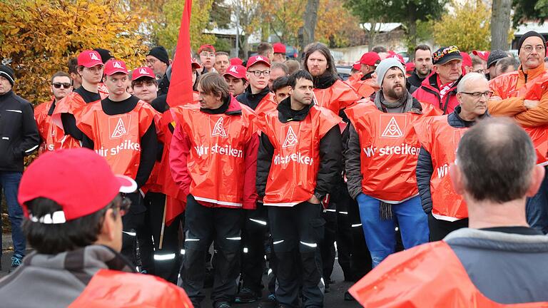 Am 7. November 2023 hatten sich rund 200 Menschen vor den Werkstoren vom Backmaschinenhersteller MIWE in Arnstein versammelt. Nun soll wieder gestreikt werden.