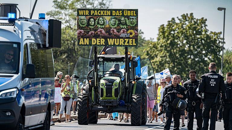 Stimmungsmache gegen die Grünen, wie hier auf einer Demonstration im Aschaffenburg im vergangenen Jahr, ist häufig das Ergebnis gezielter Kampagnen im Internet.