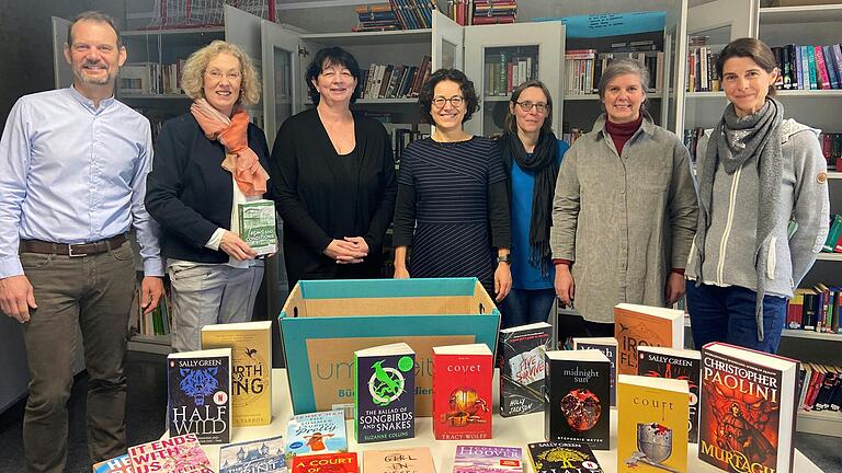 v.l.n.r.: Schulleiter Dr. Bernhard Brunner, Kirsten Hummel, Dr. Katja Demuß (Elternbeirat), Stefanie Michaeli, Silke Haaf, Susann Karney-Fries (Buchhandlung erLesen), Alexa Geier (Elternbeirat).