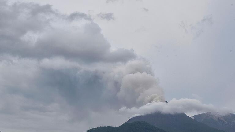 Vulkanausbruch Indonesien       -  Der Lewotobi Laki-Laki ist schon seit Monaten wieder aktiv. (Archivbild)