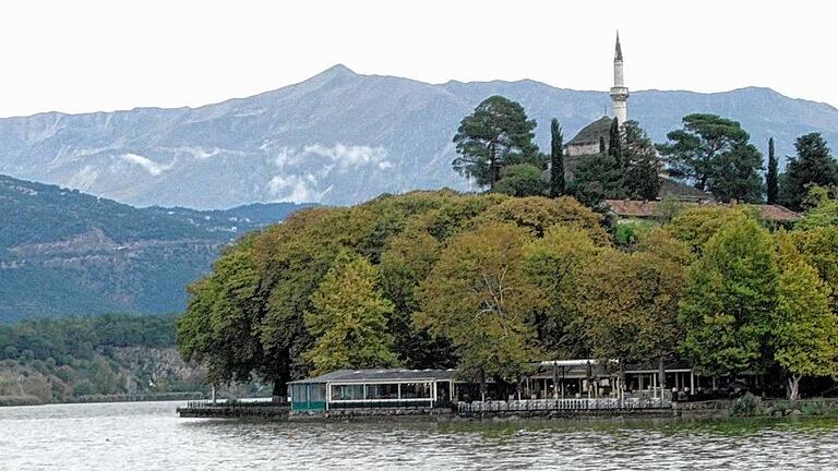 Weithin sichtbar: Die Aslan-Pascha-Moschee über der Altstadt von Ioannina