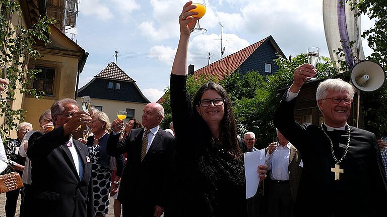 Ein Hoch auf die Jakobuskirche Irmelshausen: Seit 500 Jahren wird in ihr die Frohe Botschaft verkündet im Geiste Martin Luthers. Pfarrerin Beate Hofmann-Landgraf stieß zum Festtag mit Landesbischof Heinrich Bedford-Strohm an.