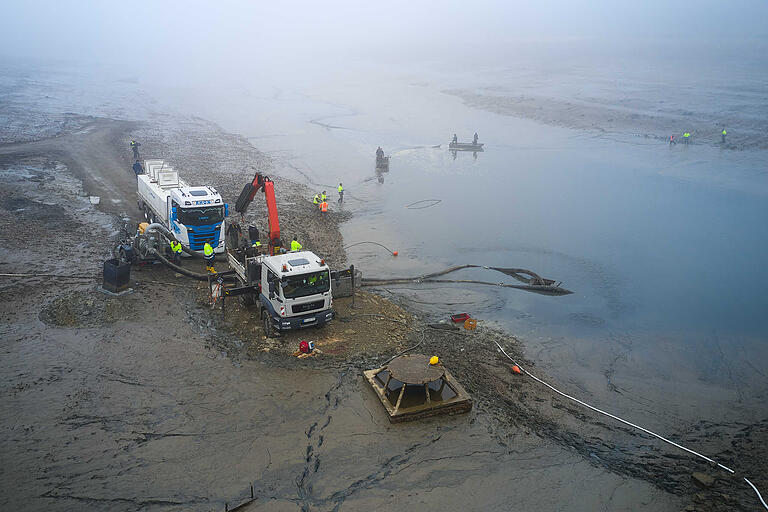 Einer Schlammwüste gleicht der Ellertshäuser See, der fast schon leer gelaufen ist. Am Freitag wurde bei Nebel und Kälte bis zum Einbruch der Dunkelheit abgefischt.&nbsp;