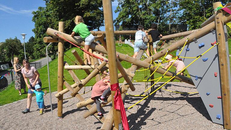 Nach der offiziellen Einweihung erkundeten die Kids gleich ihren neuen Spielplatz in Eußenhausen. Nach der offiziellen Einweihung erkundeten die Kids gleich ihren neuen Spielplatz in Eußenhausen.