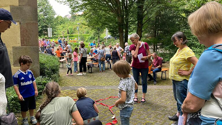 Ein großes Spiele-Angebot gab es beim Oma-Opa-Enkel-Tag rund um die Wallfahrtskirche in Retzbach. Ein großes Spiele-Angebot gab es beim Oma-Opa-Enkel-Tag rund um die Wallfahrtskirche in Retzbach.