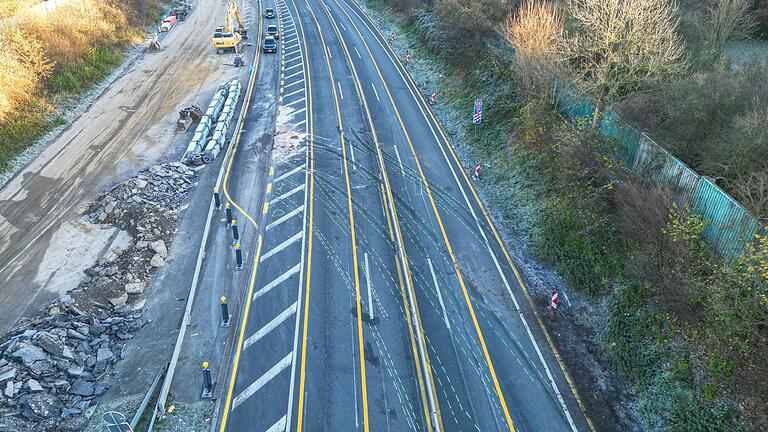 Lkw-Fahrer verursacht Chaosfahrt mit mehreren Unfällen       -  Unfallspuren auf der A1 nach Chaosfahrt eines Lastwagens.