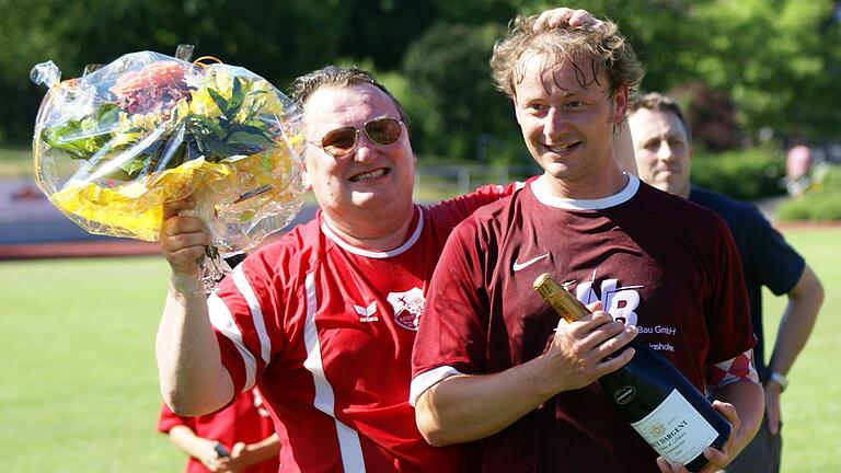 Trainer Dieter Müller (links) und Torjäger Oliver Merkl (rechts) führten den TSV Aubstadt 2008 zur Meisterschaft in der Bezirksoberliga Unterfranken.
