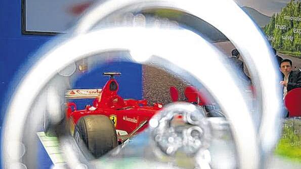Ferrari im Fokus: der feuerrote Rennwagen war ein Blickfang auf dem SKF-Stand der Automechanika in Frankfurt. Ferrari im Fokus: der feuerrote Rennwagen war ein Blickfang auf dem SKF-Stand der Automechanika in Frankfurt.