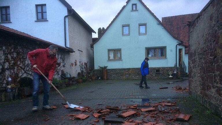 Enorme Sturmschäden in Wiesenfeld, abgedeckte Dächer, umgestürzte Bäume, herausgerissene Tore, Sturm Windhose