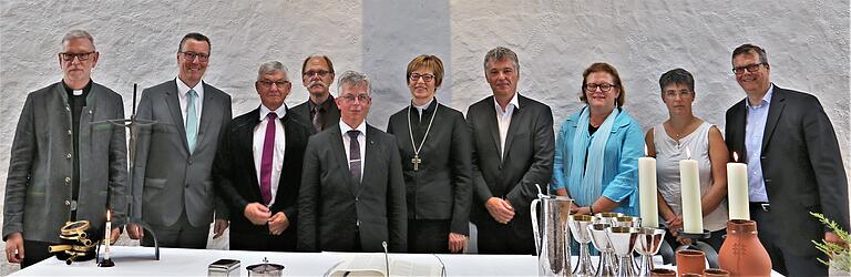 Sie feierten nach 22 Monaten Bauzeit die Einweihung der für 2,05 Millionen Euro generalsanierten und umgebauten Christuskirche, die seelsorgerische Heimat für 3000 Protestanten in den Gemeinden Veitshöchheim, Thüngersheim und Güntersleben (von links): der katholische Pfarrer Robert Borawski, Bürgermeister Jürgen Götz (Veitshöchheim), stellvertretender Landrat Ernst Jossberger, Vertrauensmann Manfred Hohmeier, der evangelische Pfarrer Sebastian Wolfrum, Regionalbischöfin Gislea Borowski, Architekt Karlheinz Keicher, Bürgermeisterin Klara Schömig (Güntersleben), Diakonin Claudia Gronwald und Bürgermeister Markus Höfling (Thüngersheim).