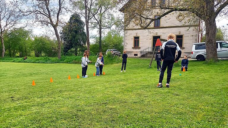 Der Garten im Schullandheim in Eichelsdorf in den Haßbergen bietet viel Platz– auch für ein Boule-Turnier. Betrieben wird das Schullandheim vom AvH Schweinfurt.