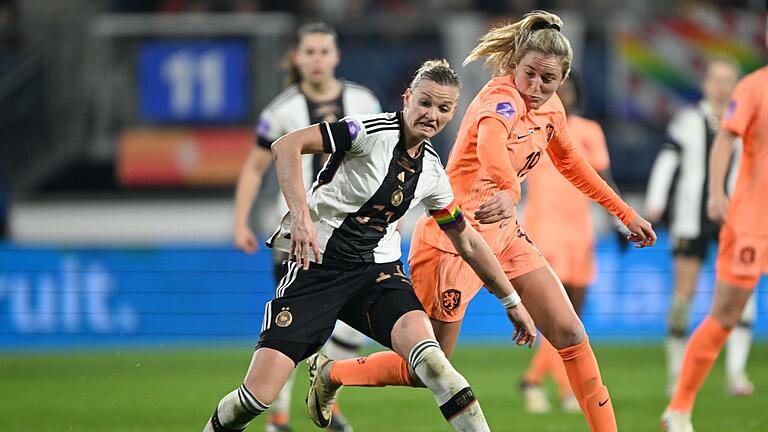 Alexandra Popp       -  Alexandra Popp (l) führt die Fußballerinnen bei Olympia an.