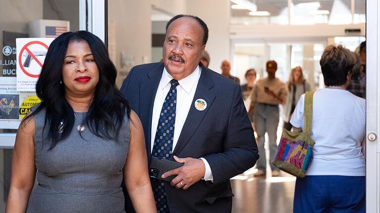 Wahlen in den USA - Stimmabgabe Martin Luther King III - Die Kings verlassen das Wahllokal in Atlanta, nachdem sie beim sogenannten „Early Voting” ihre Stimmen abgegeben haben. Wahlen in den USA - Stimmabgabe Martin Luther King III - Die Kings verlassen das Wahllokal in Atlanta, nachdem sie beim sogenannten „Early Voting” ihre Stimmen abgegeben haben.