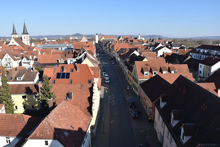 Vom obersten Stockwerk aus bietet sich ein Ausblick über die Dächer der Stadt Haßfurt. Vom obersten Stockwerk aus bietet sich ein Ausblick über die Dächer der Stadt Haßfurt.
