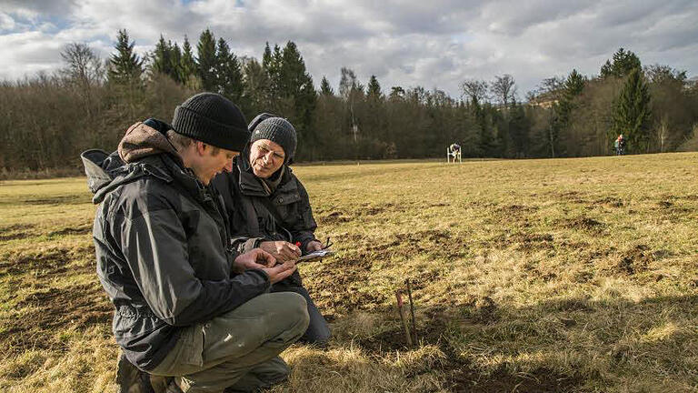 Nils Ostermeier (links) und Gerhard Morber dokumentieren akribisch die Funde am Osterrain. Foto: Jürgen Hüfner       -  Nils Ostermeier (links) und Gerhard Morber dokumentieren akribisch die Funde am Osterrain. Foto: Jürgen Hüfner