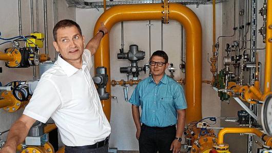 Stadtwerksleiter Norbert Zösch (links) und Projektleiter Markus Eichhorn erklären die Technik der Anlage. In diesem Raum wird der erzeugte Wasserstoff ins Erdgasnetz eingespeist.