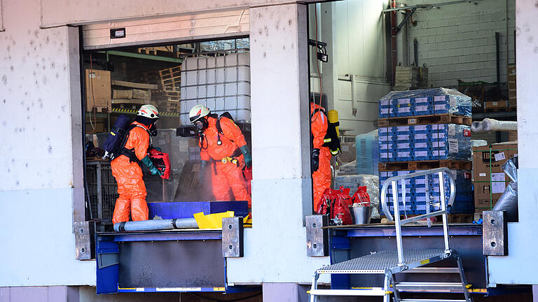 Beim Einsatz in Rottendorf: Die Feuerwehr in Chemieschutzanzügen und Atemschutz. Foto: Berthold Diem Beim Einsatz in Rottendorf: Die Feuerwehr in Chemieschutzanzügen und Atemschutz. Foto: Berthold Diem