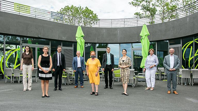 Am Freitagnachmittag wurde das neue Inklusionscafé feierlich eingeweiht. Mit dabei waren von links Christiane Heemskerk,&nbsp;Leiterin des Integrationsamtes Unterfranken, dritte Bürgermeisterin Judith Jörg, Oberbürgermeister Christian Schuchardt, AWO-Bezirksgeschäftsführer Martin Ulses, ehemalige Bürgermeisterin Marion Schäfer-Blake, Thomas Geuppert, AWO-Bereichsleiter Behindertenhilfe und Inklusion, Sozialreferentin Hülya Düber, stellvertretende AWO-Bezirksvorsitzende&nbsp;Irene Görgner, AWO-Bezirksvorsitzender Stefan Wolfshörndl.