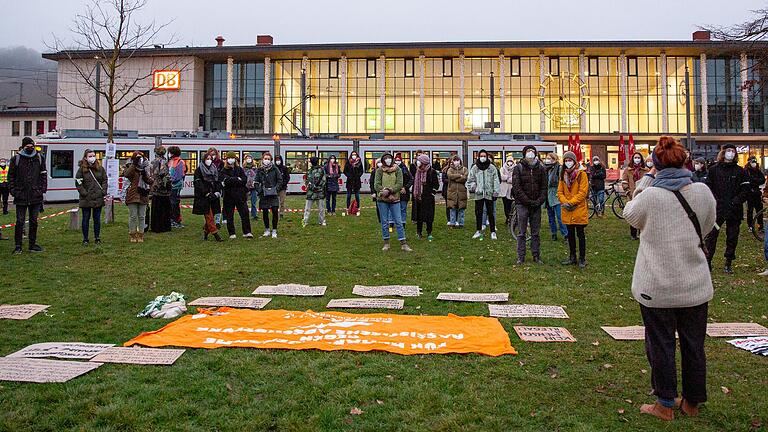 Rund 80 Demonstrantinnen und Demonstranten waren dem Aufruf der Seebrücke Würzburg zu einer Demonstration für die Aufnahme von Geflüchteten gefolgt.