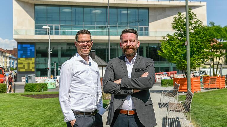 Die beiden Würzburger Anwälte Dr. Markus Schädler (links) und Christian Hettinger vor dem Mainfranken Theater. Im Gespräch erklären sie, inwiefern ein Rückzug des Architekten rechtlich überhaupt möglich ist.