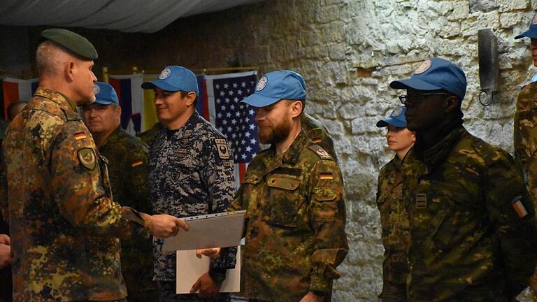 Lehrgangsteilnehmer und Ausbilder des internationalen Militärbeobachter-Lehrgangs wurden auf Schloss Saaleck ausgezeichnet.  Foto: Alex Rettner       -  Lehrgangsteilnehmer und Ausbilder des internationalen Militärbeobachter-Lehrgangs wurden auf Schloss Saaleck ausgezeichnet.  Foto: Alex Rettner