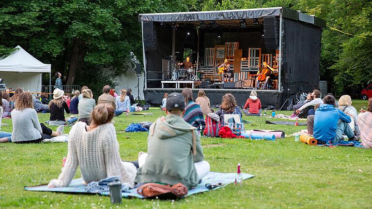 Entspannte Atmosphäre herrschte beim RISE-Festival im Luitpoldpark, wie hier beim Auftritt der Hamburger Band 'Pohlmann'.