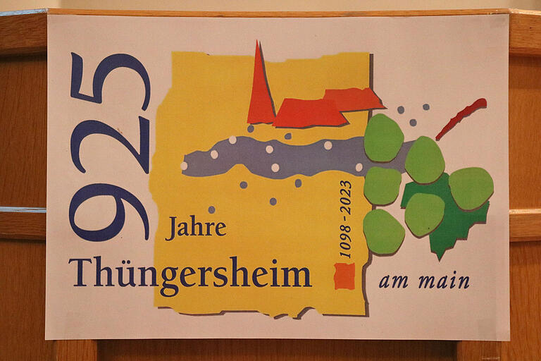 Das Jubiläumsemblem anlässlich des Jubiläums der ersten urkundlichen Erwähnung der Gemeinde Thüngersheim vor 925 Jahren prangt sichtbar bei allen Veranstaltungen und Anlässen. Eine analog gestaltete Jubiläumsflagge ist im Rathaus erhältlich.