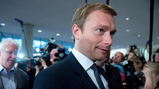 Christian Lindner - Christian Lindner, Vorsitzender des Landesverbandes und der Landtagsfraktion der FDP in NRW, auf dem Weg zur Sitzung. Foto: Maurizio Gambarini Christian Lindner - Christian Lindner, Vorsitzender des Landesverbandes und der Landtagsfraktion der FDP in NRW, auf dem Weg zur Sitzung. Foto: Maurizio Gambarini